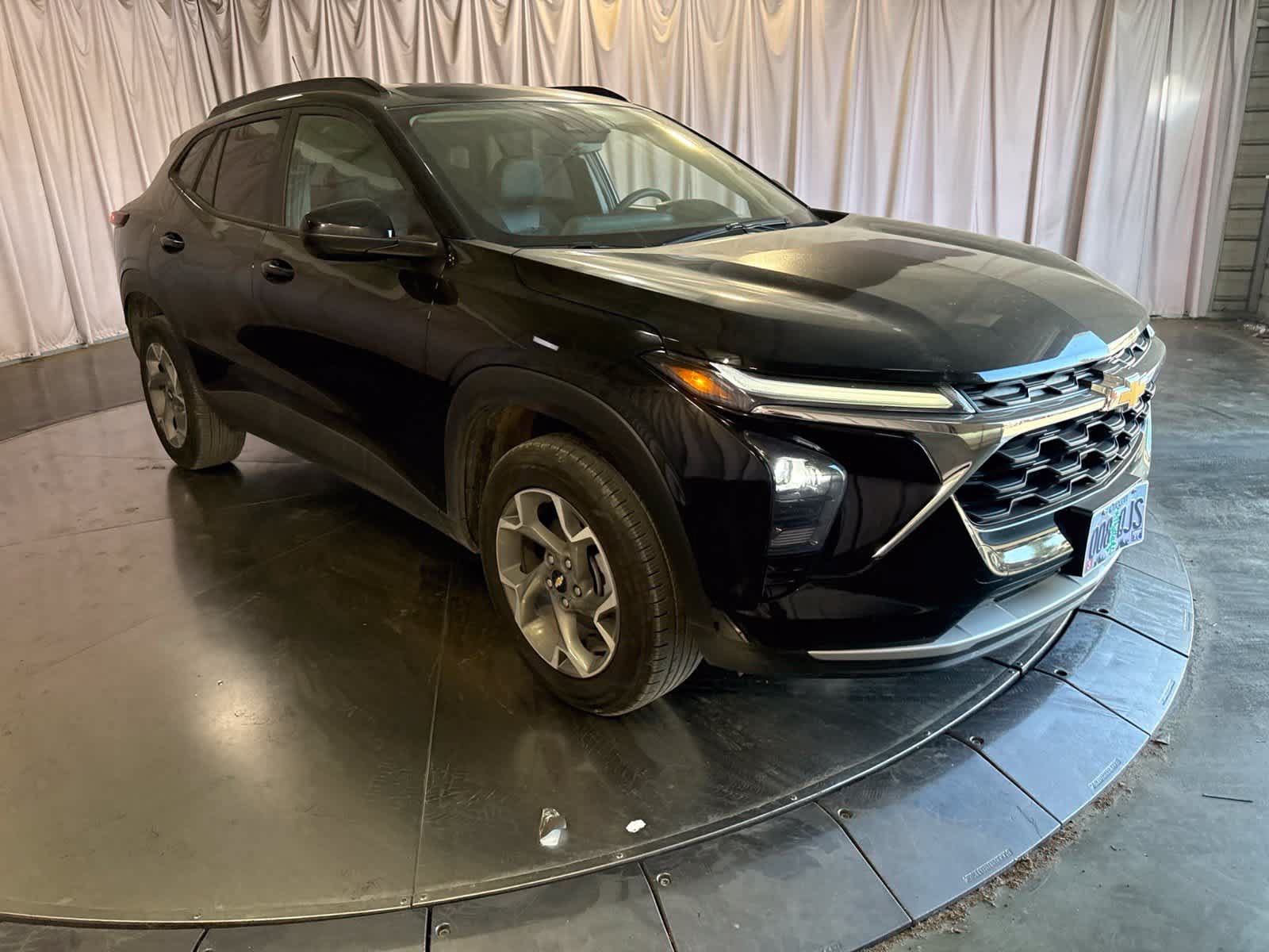Used 2025 Chevrolet Trax LT FWD image 3