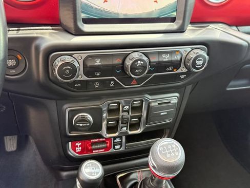 Used 2022 Jeep Wrangler Unlimited Rubicon w/ LED Lighting Group AWD/4WD image 18