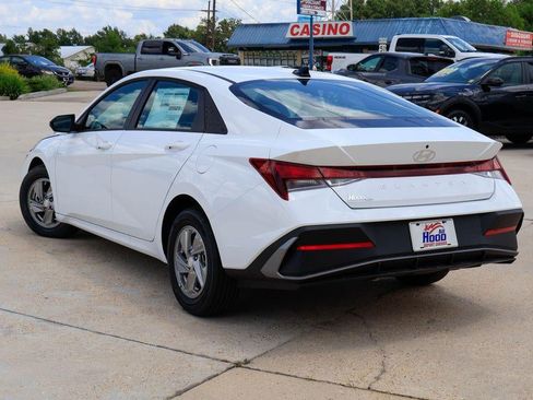 New 2026 Hyundai Elantra SE FWD image 2