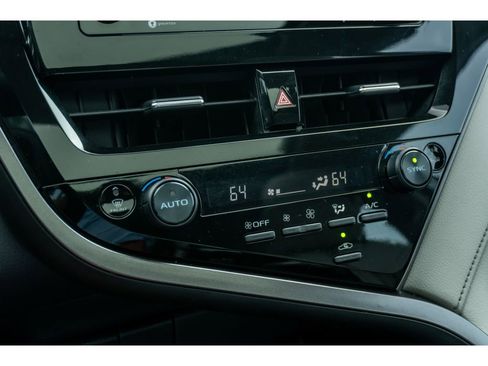 Used 2022 Toyota Camry SE w/ Cold Weather Package FWD image 25