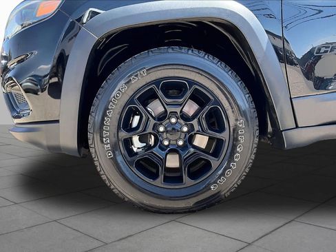 Used 2022 Jeep Cherokee Latitude AWD/4WD image 9