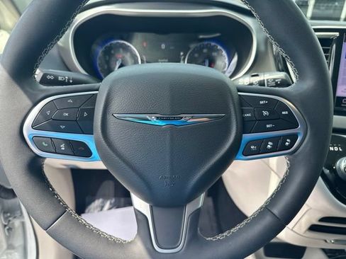Used 2022 Chrysler Pacifica Touring-L FWD image 8