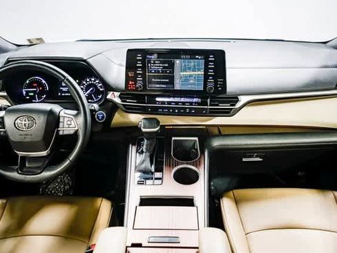 Certified 2022 Toyota Sienna XLE image 12