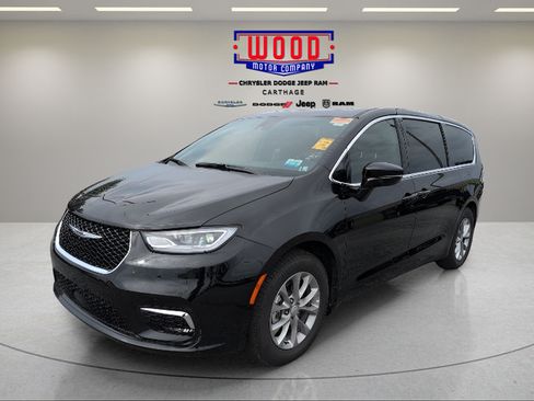 Used 2026 Chrysler Pacifica Limited FWD image 7