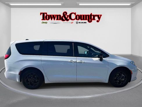Used 2024 Chrysler Pacifica Limited FWD image 5