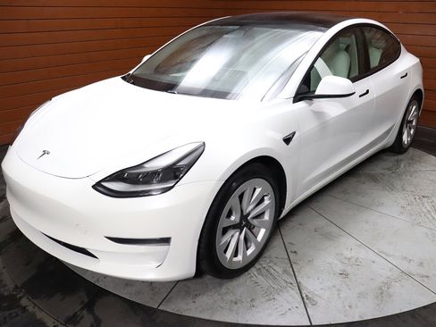 Used 2022 Tesla Model 3 Standard Range image 5