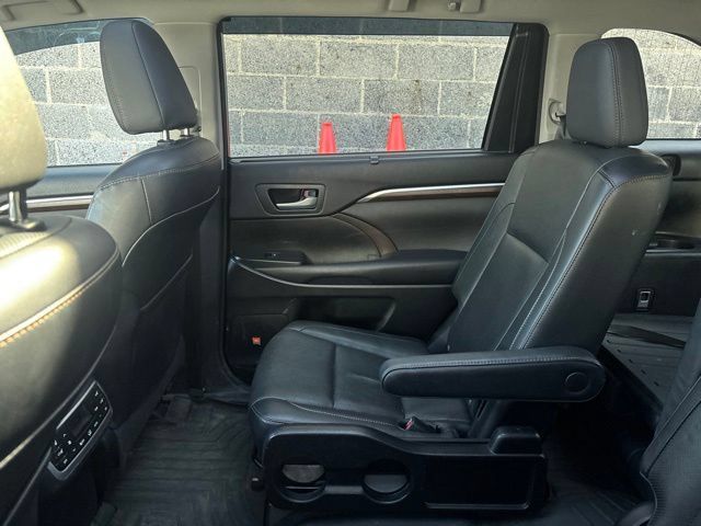Used 2016 Toyota Highlander Limited Platinum AWD/4WD image 5