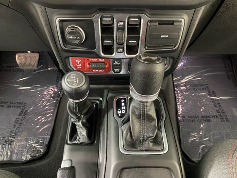 Used 2025 Jeep Wrangler Unlimited Rubicon AWD/4WD image 27