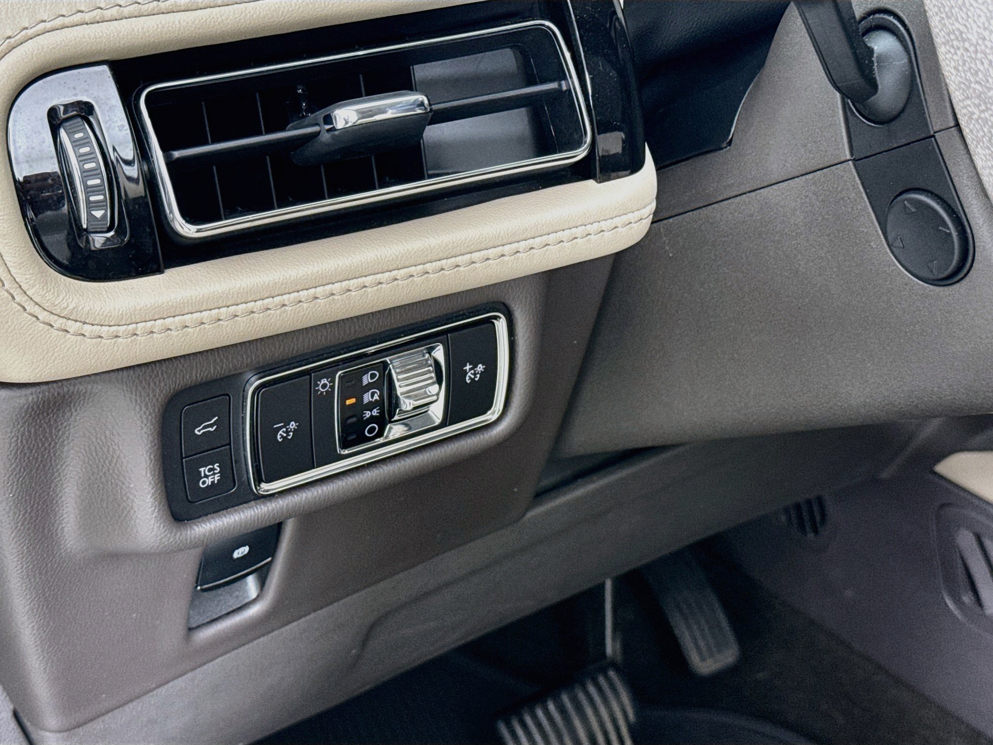 Used 2022 Lincoln Nautilus FWD w/ Premium Package image 10
