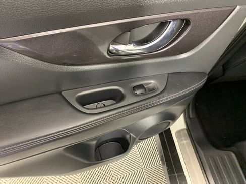 Used 2018 Nissan Rogue SV FWD image 30