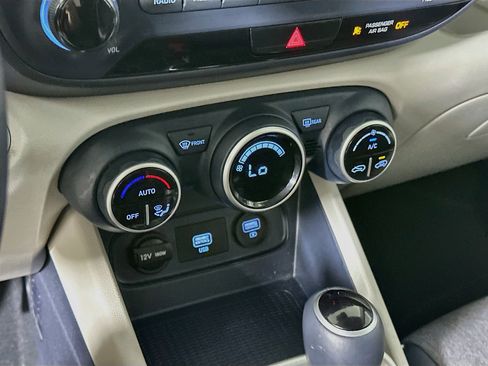 Used 2021 Hyundai Venue FWD image 24