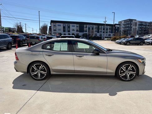 Used 2019 Volvo S60 T5 R-Design image 8
