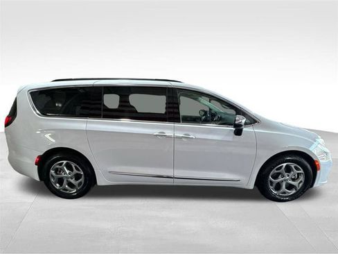 Used 2023 Chrysler Pacifica Limited FWD image 4