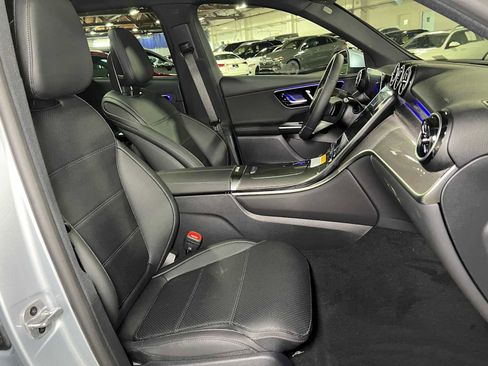 Used 2025 Mercedes-Benz GLC 300 4MATIC image 11