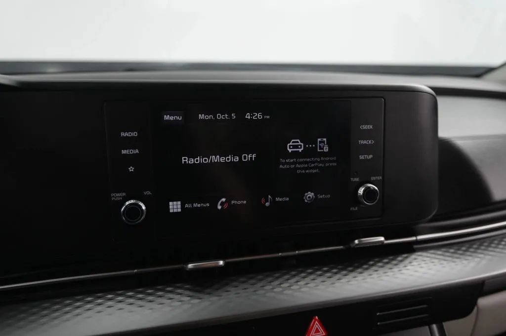 Used 2023 Kia Carnival LX FWD image 25