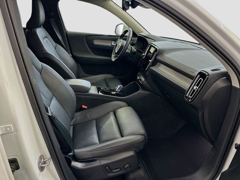 Used 2025 Volvo XC40 B5 Plus image 34