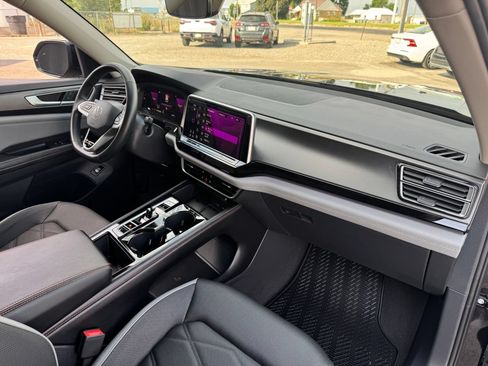 Used 2024 Volkswagen Atlas Peak Edition SE AWD/4WD image 30