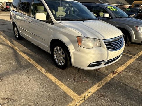 Used 2013 Chrysler Town & Country Touring image 2