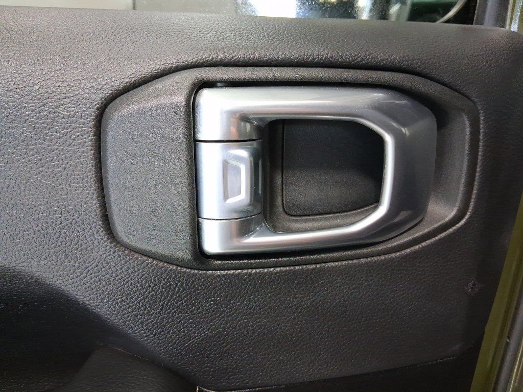 Used 2022 Jeep Wrangler Unlimited Sahara w/ Cold Weather Group AWD/4WD image 10