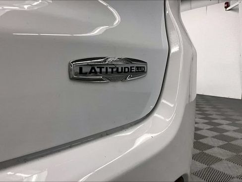Used 2023 Jeep Compass Latitude w/ Sun and Sound Group AWD/4WD image 9