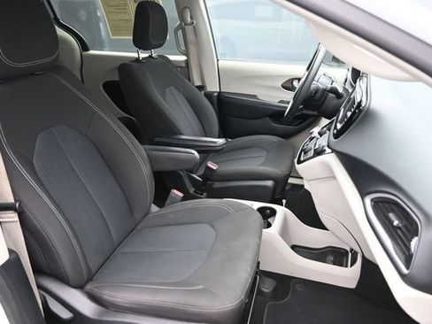 Used 2022 Chrysler Voyager LX FWD image 30