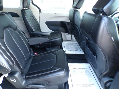 Used 2023 Chrysler Pacifica Touring-L image 6