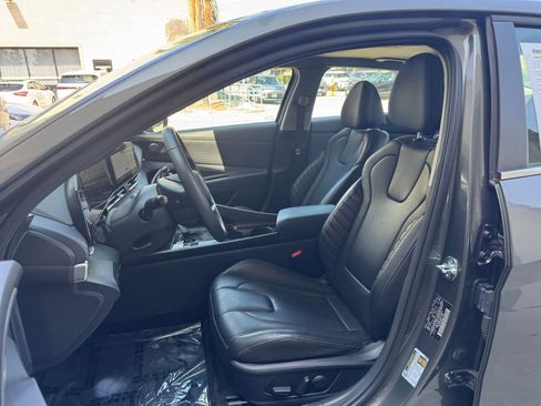 Used 2025 Hyundai Elantra Limited image 29