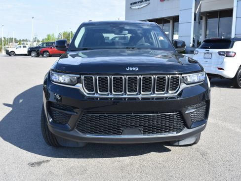 Used 2023 Jeep Grand Cherokee Laredo X image 4