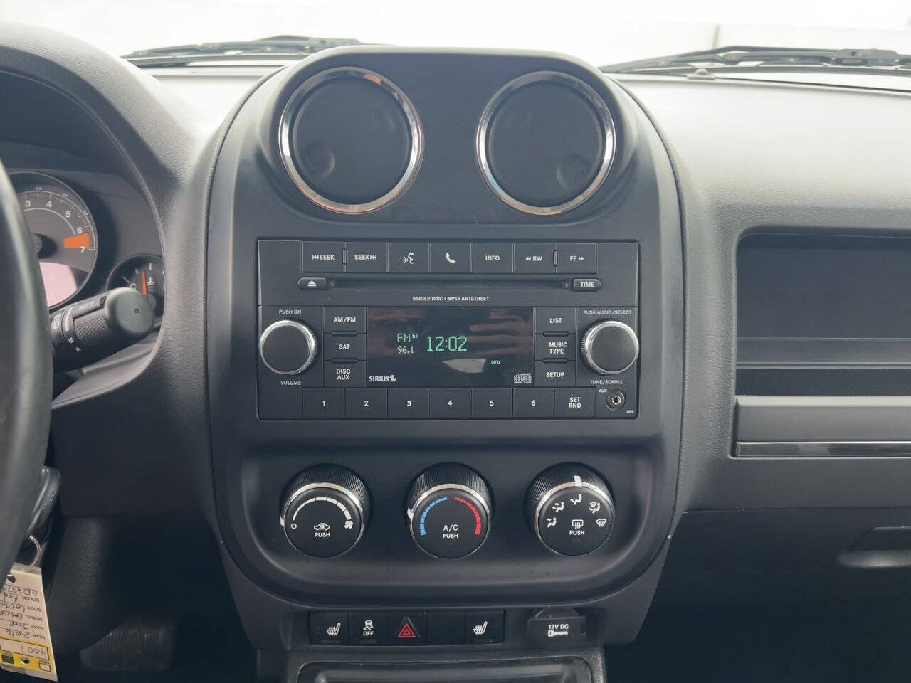 Used 2016 Jeep Patriot Latitude AWD/4WD image 16