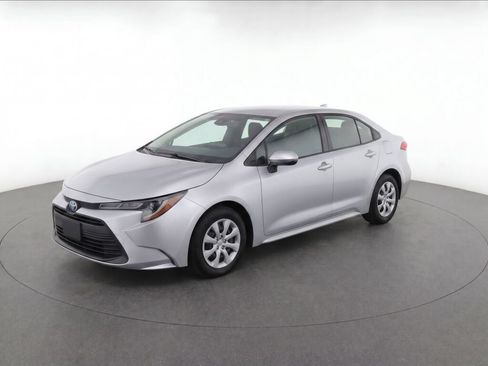 Used 2025 Toyota Corolla LE AWD/4WD image 2