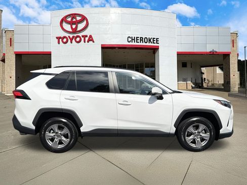 Used 2025 Toyota RAV4 XLE FWD image 4