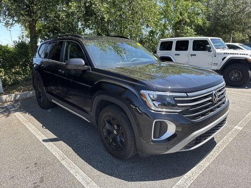 Used 2024 Volkswagen Atlas Peak Edition SE AWD/4WD image 2