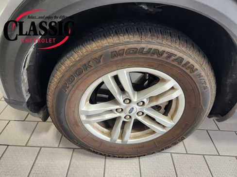 Used 2023 Ford Explorer XLT image 12