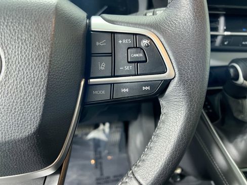 Used 2025 Toyota Sienna XLE image 17