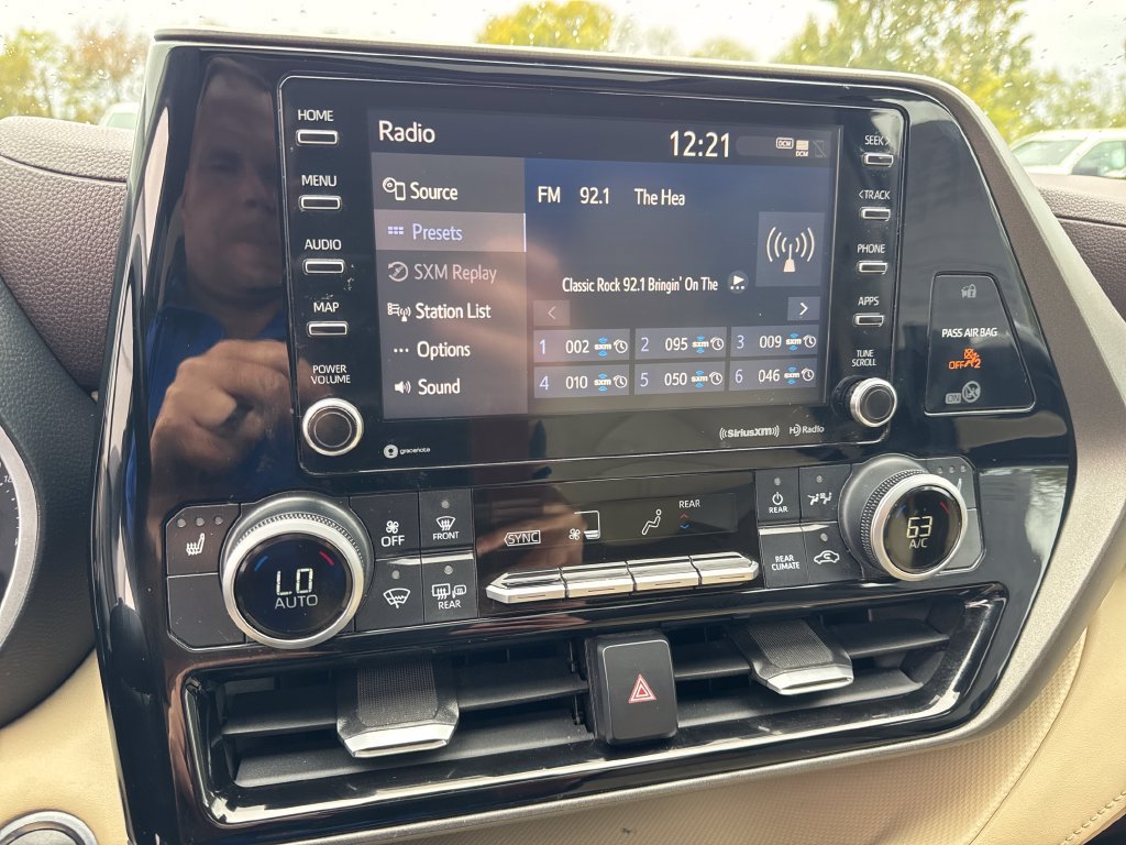 Used 2020 Toyota Highlander XLE AWD/4WD image 21