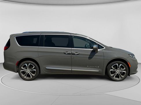 Used 2022 Chrysler Pacifica Pinnacle AWD/4WD image 2