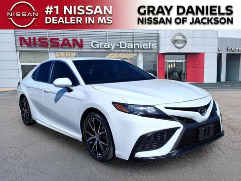 Used 2023 Toyota Camry SE image 1