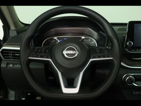 Used 2025 Nissan Altima 2.5 SV FWD image 22