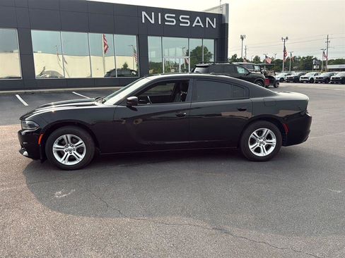 Used 2019 Dodge Charger SXT w/ Leather Interior Group RWD image 3