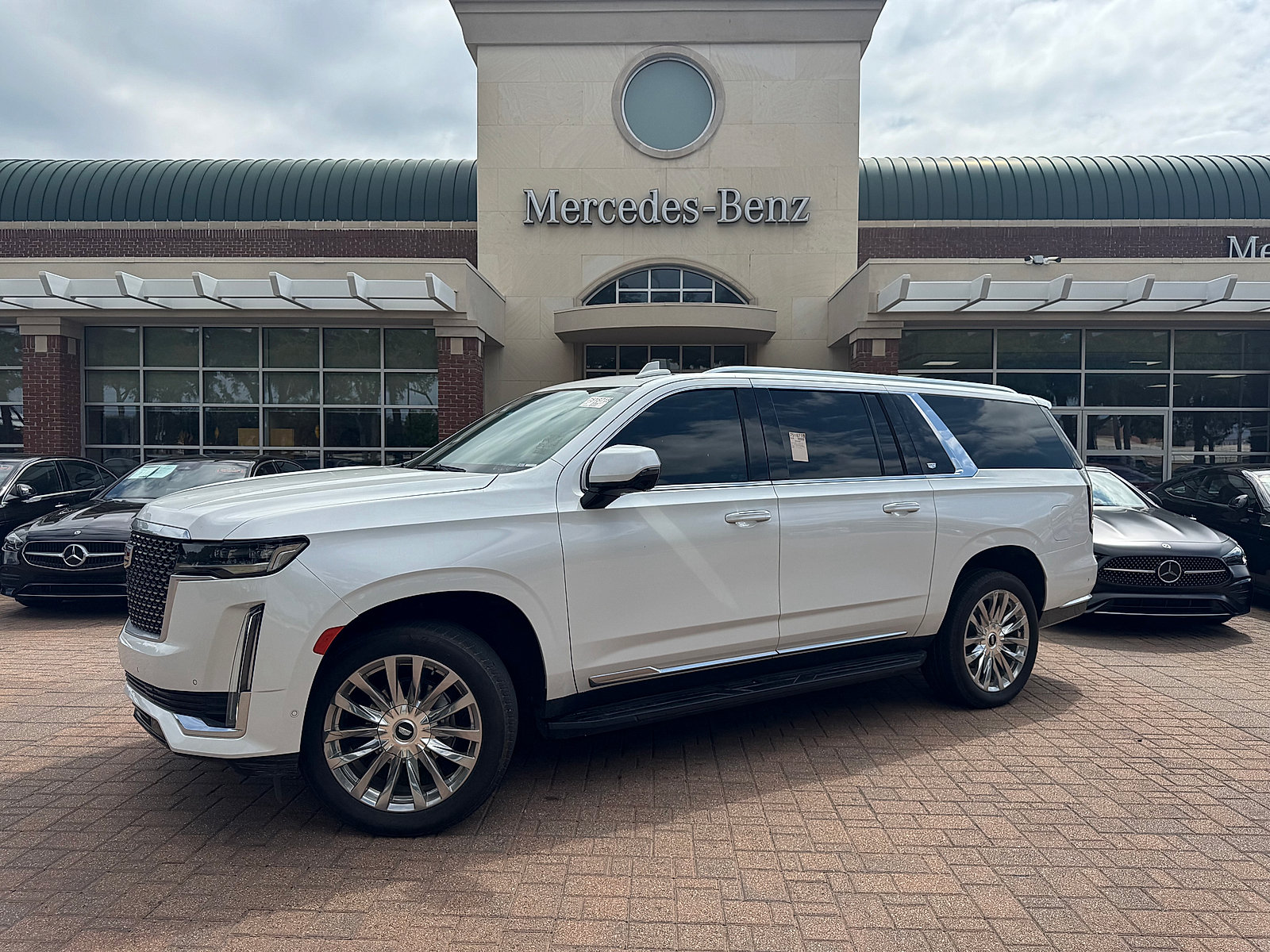 Used 2023 Cadillac Escalade ESV Premium Luxury RWD image 2
