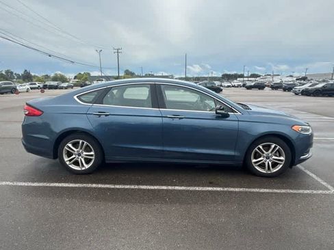 Used 2018 Ford Fusion SE w/ Fusion SE Technology Package FWD image 4