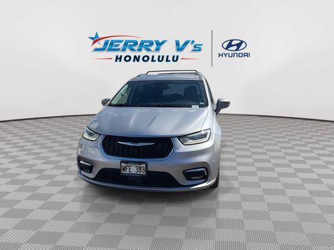 Used 2021 Chrysler Pacifica Touring-L image 3