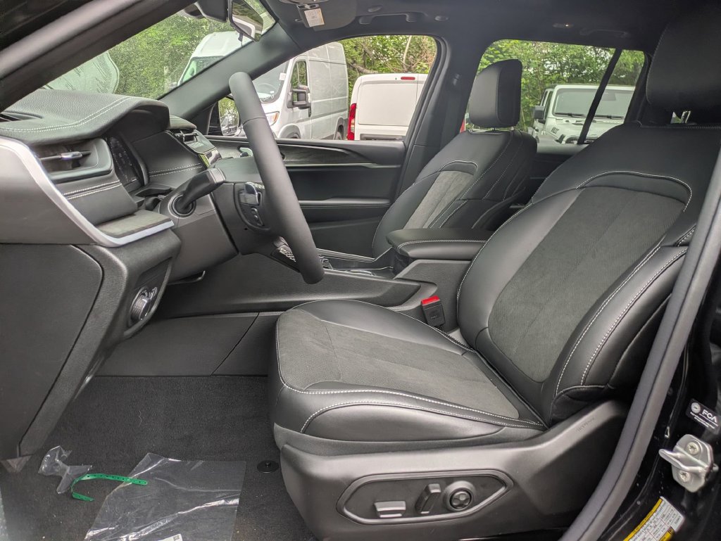 New 2026 Jeep Grand Cherokee Altitude AWD/4WD image 12