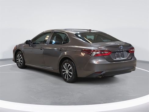Used 2022 Toyota Camry LE image 7