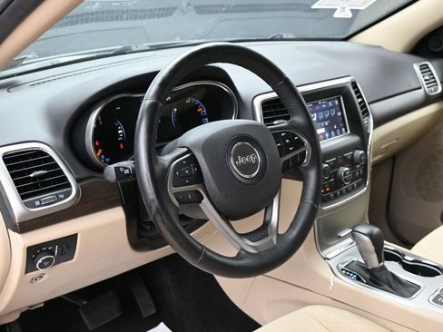 Used 2018 Jeep Grand Cherokee Laredo AWD/4WD image 14