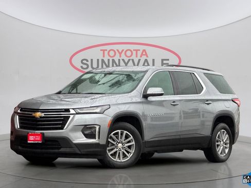 Used 2023 Chevrolet Traverse LT image 1