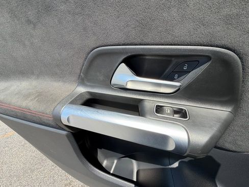 Used 2022 Mercedes-Benz GLB 250 image 32