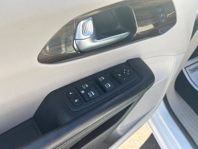 Used 2023 Chrysler Pacifica Limited FWD image 12