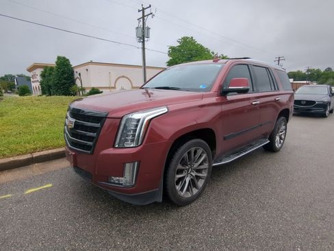 Used 2020 Cadillac Escalade Luxury w/ Escalade Sport Edition AWD/4WD image 7