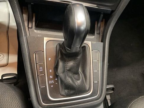 Used 2019 Volkswagen Golf S image 21